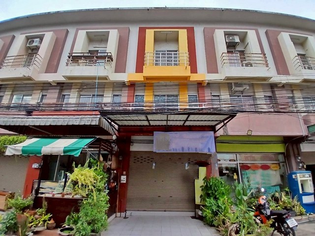 ขายอาคารพาณิชย์ 3 ชั้น ตลาดอ่าวอุดม ศรีราชา จังหวัดชลบุรี ห่างจากถนนอ่าวอุดมประมาณ 70 เมตร