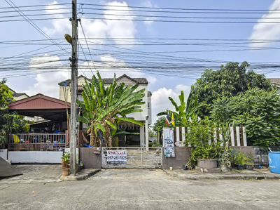 บ้านแฝด 2 ชั้น หมู่บ้านฟ้าใหม่ ปากเกร็ด (ขายตามสภาพ)