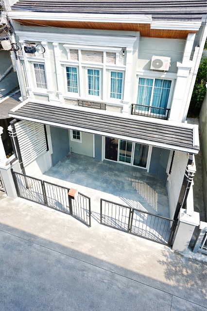 ทาวน์เฮาส์หัวมุม 2 ชั้น 4นอน 3น้ำ  ทำเลกาญจนาภิเษกใกล้ ม.รามคำแหง2 1.7กม 20ตร.วา. 160 ตร.ม..บางนา-สวนหลวง