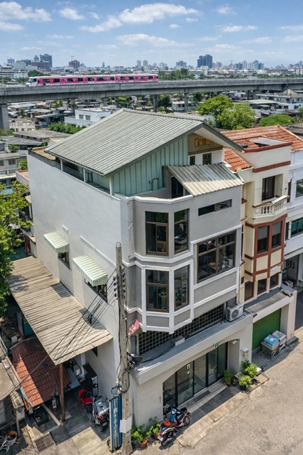 MRT รามอินทรากม6. 200ม. นวลจันทร์ 500 ม.อาคารพาณิชย์ให้เช่า 4.5 ชั้น ห้องริม 3 นอน 2 น้ำ. 20 ตร.วา. 330 ตร.ม. ทำเลติดถนนรามอินทรา