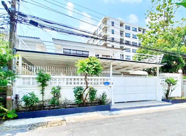 ใกล้ MRT ห้วยขวาง 1กม. บ้านเดี่ยว 2 ชั้น 3-4นอน ประชาราษฎร์บำเพ็ญ 20-28 สนง.เขตห้วยขวาง 80ตร.ว. 270ตร.ม..จอดรถ 4-6 คัน  ตลาดห้วยขวาง 300 ม.