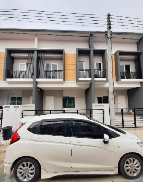 โลตัส ปทุมธานี ขนาด 27 ตร.ว. 220 ตร.ม.  ตลาดปทุมธานี 900 ม..ปทุมธานี-สายใน ทาวน์โฮม 2 นอน 3 น้ำ ใกล้