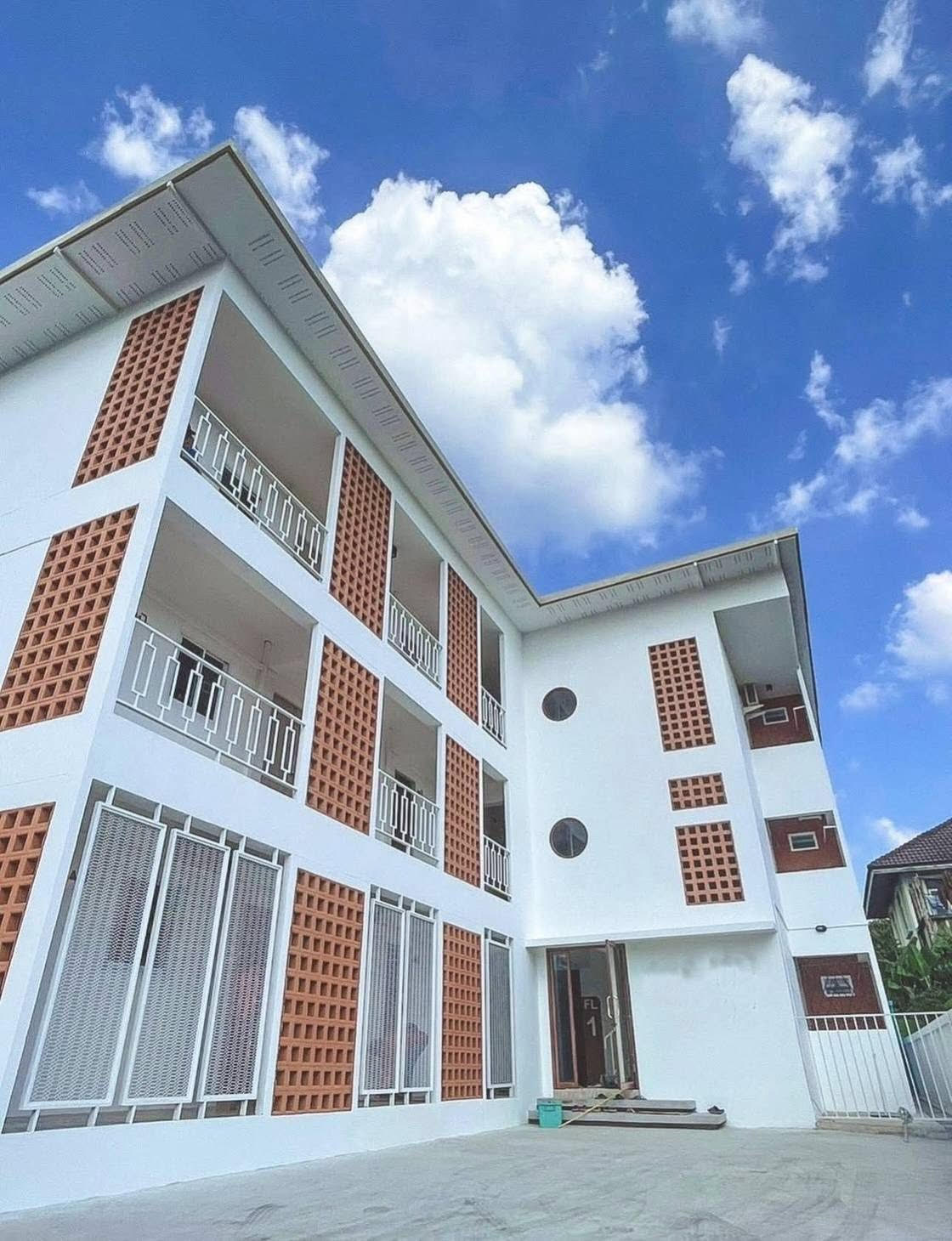 อพาร์ทเม้นท์ 3 ชั้น ถนนรังสิต-นครนายก ทั้งหมด 24 ห้อง ผู้เช่าเต็มทุกห้อง