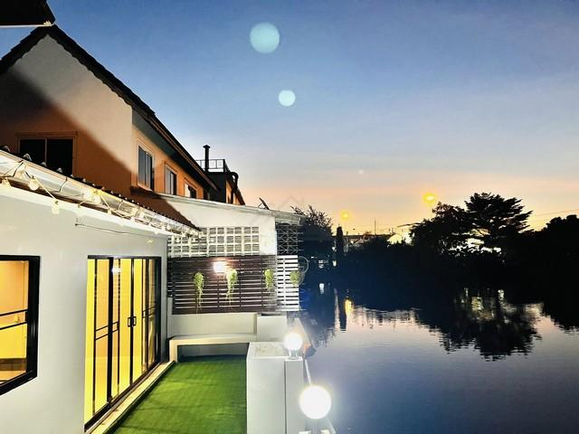 HR 6422 ให้เช่า ขายบ้านเดี่ยว 2 ชั้นสไตล์รีสอร์ต ริมน้ำ 70 ตรว. 3 ห้องนอน (มีห้องนอนล่าง) หมู่บ้านมณียา เลียบทางด่วนรามอินทรา