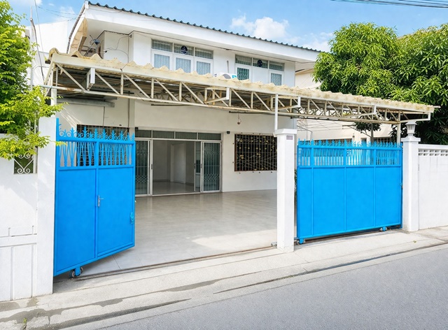 จอดรถในบ้านได้ 3 คัน คฤหาสน์  2 ชั้น 4 นอน 2 น้ำ 50 ตร.ว.300 ตร.ม.ใกล้ MRT สุทธิสาร 450ม.