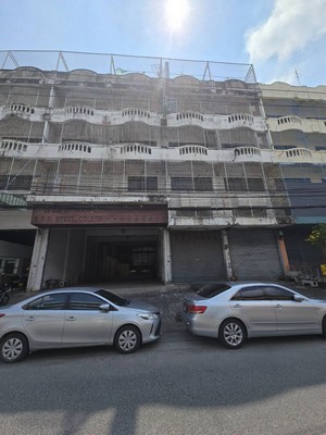 อาคารพาณิชย์ 4 คูหา 4 ชั้นครึ่ง ติดถนนเทพารักษ์ ซอยไทรอัมเซ็นเตอร์ พร้อมเครน 5 ตัน เหมาะสำหรับทำโกดังและโรงงาน เนื้อที่ 132 ตร.วา