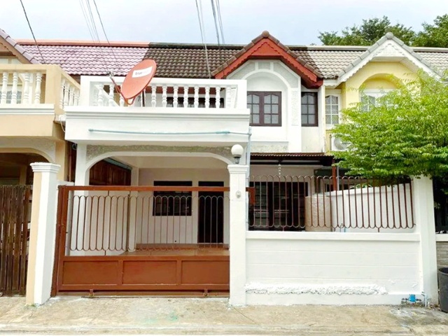 ติดถนนนวลจันทร์  3 นอน ให้เช่าทาวน์เฮ้าส์ 2 ชั้น  29ตร.ว.MRT วัชรพล 1.7 กม. ถ.เลียบด่วนเอกมัย-รามอินทรา  239 ตร.ม. 2 น้ำ