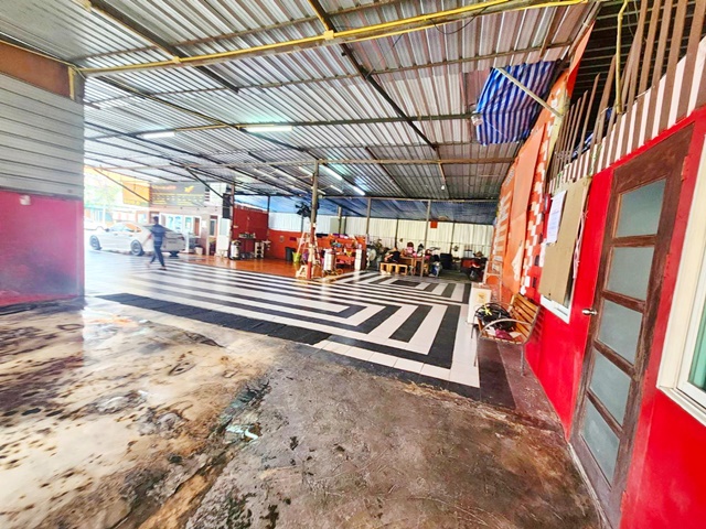 โชว์รูม ร้านค้าที่พักลูกค้า ห้องเคลือบแก้ว 6นอน 6น้ำ เดอะมอลล์บางกะปิ  1กม. ใกล้ศูนย์การค้าบางกะปิ 1 ไร่ 1600ตร.ม.