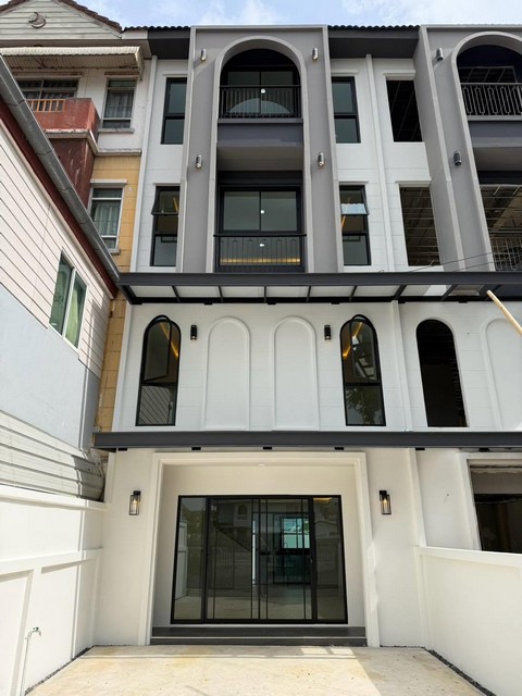 P822 ขายทาวน์โฮม 4 ชั้น ลาดพร้าว 110 ถนนลาดพร้าว ใกล้โรงพยาบาลลาดพร้าว ใกล้โรงพยาบาลเวชธานี เดอะมอลล์บางกะปิ Lotus บางกะปิ
