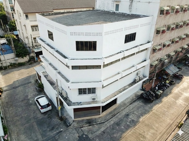 สภาอุตสาหกรรม 250ม.4คูหาทะลุถึงกัน 3 นอน แม็คโคร สาทร 200ม.  หัวมุม BTSเซนต์หลุยส์ 1.3กม. 33 ตร.วา. 525 ตร.ม.   เซ็นทรัล สีลม  2.6 กม.