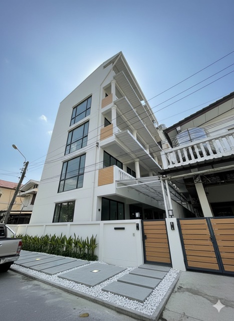 แยกสะพานใหม่นานาชาติ ม.เกริก 3.0 กม. 24นอน BTSสายหยุด 1.7 กม. รามอินทรา5-21 ขายอพาร์ทเม้นท์  5 ชั้น 40ตร.วา. 600ตร.ม.24น้ำ