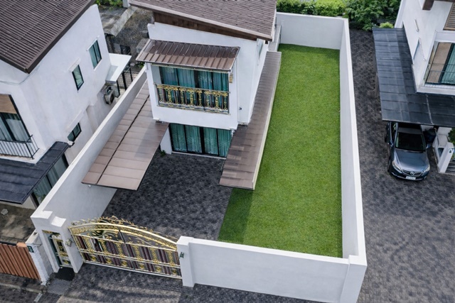 เลียบทางรถไฟ บรมราชชนี ฉิมพลี  4 นอน 4 น้ำ  ถ.ชักพระ  ใกล้สน.ตลิ่งชัน 500 ม.71ตร.วา. 280 ตร.ม. บ้านเดี่ยว 2.5ชั้น ตลาดน้ำตลิ่งชัน 900ม.