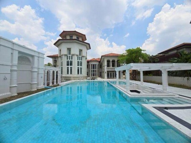 Grand Crystal แกรนด์ คริสตัล  เนื้อที่ 2.5 ไร่  ถนนประดิษฐ์มนูธรรม