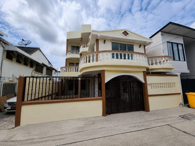 ขายทาวน์เฮาส์หลังใหญ่สไตล์บ้านเดี่ยว 2.5 ชั้นแปลงมุม 54.2 ตรว. 450 ตรม พร้อมดาดฟ้า หมู่บ้านอยู่เจริญ 99 ซอยลาดพร้าว 41