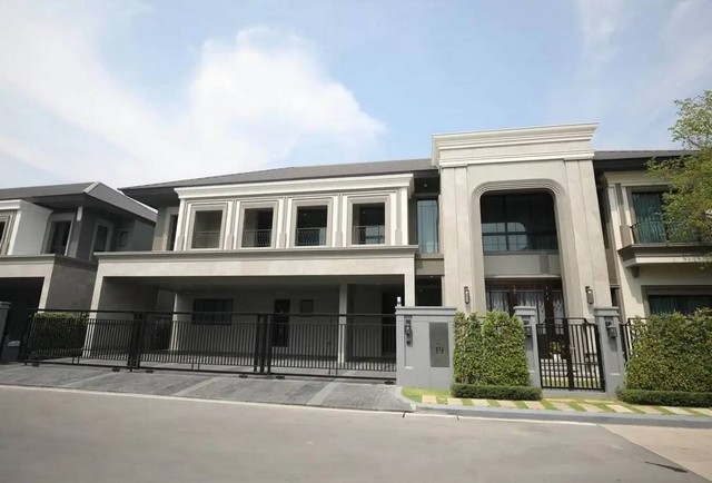 ขายด่วน Grand Bangkok Boulevard Krungthepkreetha บ้านหรูใหม่ กรุงเทพกรีฑา 49 ลบ. วิวสวนกลาง พร้อมอยู่ทันที