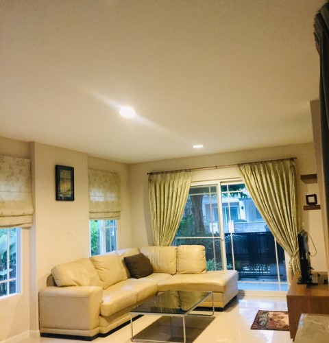 บ้านเดียวให้เช่าใกล้สนามบินสุวรรณภูมิ ม.มัณฑนา พระราม9-ศรีนครินทร์ มี3นอน 3น้ำ ตกแต่งสวย เฟอร์ครบพร้อมเข้าอยู่เช่า 55000 บาท