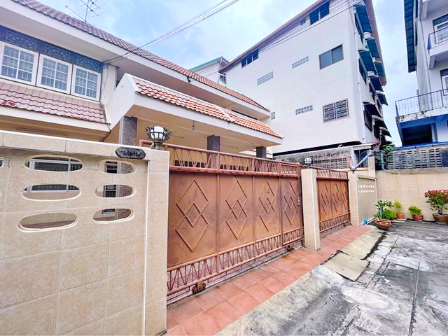 ใกล้เดอะมอลล์ 6นอน 4น้ำ 2แอร์ เฟอร์ครบ MRTท่าพระ 499ม. จรัญ1-5 ให้เช่าบ้าน 2ชั้น  ม.สยาม