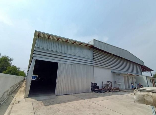 ให้เช่าโกดัง 300 ตร.ม - 1300 ตร.ม ลาดกระบัง เลียบมอเตอร์เวย์มุ่งหน้าชลบุรี ใกล้นิคมลาดกระบัง