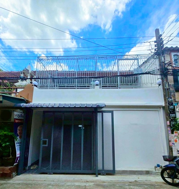 ประชาราษฏร์บำเพ็ญ 11-18 MRT ห้วยขวาง 500ม.ตลาดสดห้วยขวาง 1.4 กม.ทาวน์เฮ้าส์ 2 ชั้น รีโนเวทใหม่ แหล่งช้อปปิ้ง  หาของกินง่าย เดินทางสะดวก