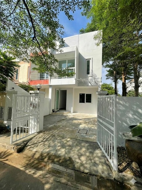 ให้เช่า ทาวน์โฮมหัวมุม  30ตรว. 152 ตร.ม.  เพิ่มแอร์ 2ตัว 3นอน 2น้ำ ติดถนน เทิดราชัน รถไฟฟ้า หลักหก ม.รังสิต 2.4 กม. ด้านนอก 7-11 ดอนเมือง