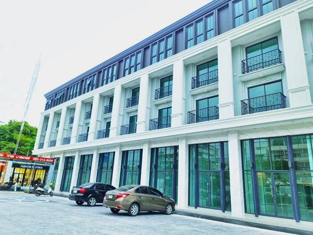 อ่อนนุช68-78 มีลานจอดรถ โชว์รูม คลีนิค ให้เช่าอาคารพาณิชย์ 4.5 ชั้นใหม่  ธัญญะ ช็อปปิ้ง พาร์ค 1.6 กม.20 ตร.วา. 360 ตร.ม. 3 นอน 4 น้ำ