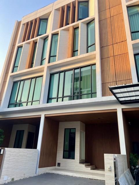 HR 9534 ให้เช่า ขายโฮมออฟฟิศ 3.5 ชั้น 227 ตร.ม ดิ ออเธอร์ รัชดา 32  จันทรเกษม