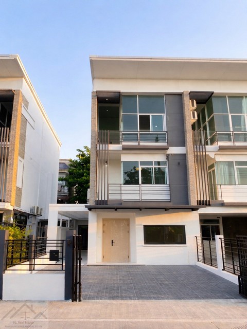 ให้เช่าทาวน์โฮม 3 .5 ชั้น แปลงมุม 4 ห้องนอน นาคนิวาส 48 ลาดพร้าว71 รีโนเวทแล้วใหม่พร้อมอยู่