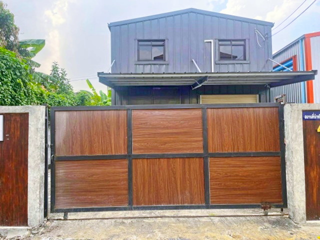 ให้เช่าโกดังพร้อมออฟฟิศ โชคชัย 4 ซอย 60-74  MRTโชคชัย 4 2.5 กม. 1 นอน 2 น้ำ ใกล้รร.สตรีวิทยา 2 700 ม. 65 ตร.ว. 270 ตร.ม..อาคาร 2 ชั้น