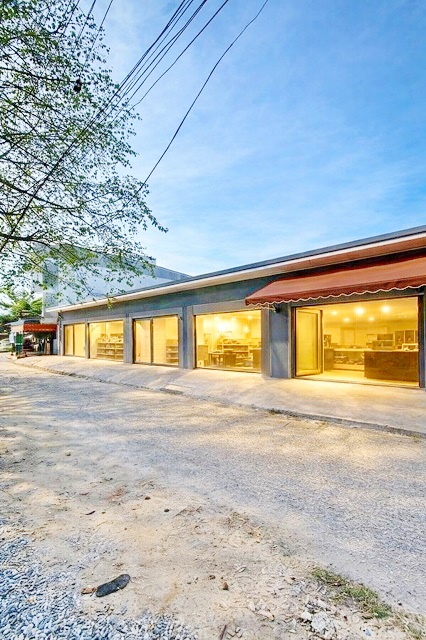 ทำเลติดถนน ใกล้ศูนย์ราชการ ตลาดบ้านใหม่ให้เช่าตึกแถว 1 ชั้น 35 ตร.ม. เหมาะทำร้านอาหาร ศาลากลาง ฉะเชิงเทรา 400 ม.  เมืองแปดริ้ว 2.8 กม.