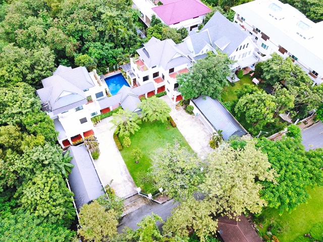 Chocolate Ville 2.1 กม. 4นอน ซอยเสรีไทย 51-61 ให้เช่าคฤหาสน์ Pool Villa 3ชั้น 200ตารางวา 1200ตรม. 3น้ำ มีอ่างน้ำวน สนามกอล์ฟ 18 หลุม