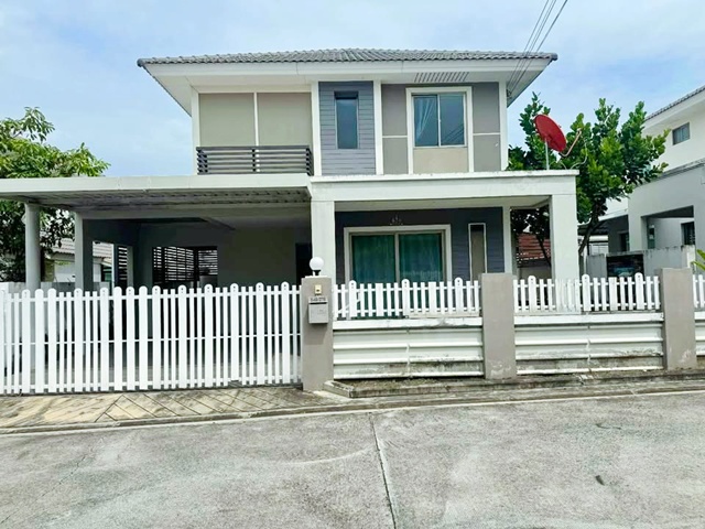 นิคมปิ่นทอง2 52 ตร.วา.​ 212 ตร.ม. รพ.สมิติเวชศรีราชา 3.3 กม 3 นอน 3 น้ำ เจปาร์ค ศรีราชา 3.9กม. คฤหาสน์ ให้เช่าบ้านเดี่ยว 2 ชั้นหรูหรา