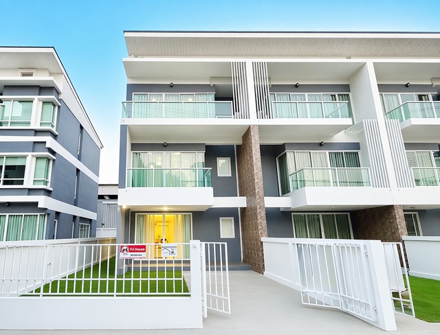 ซีคอนสแควร์ ศรีนครินทร์ ถ.อ่อนนุช50-54 ใกล้ MRT ศรีนครินทร์38 1.2กม. ทาวน์โฮม 3 ชั้น 3นอน 4 น้ำ สไตล์โมเดิร์น แต่งครบ 27ตร.ว. 320ตร.ม