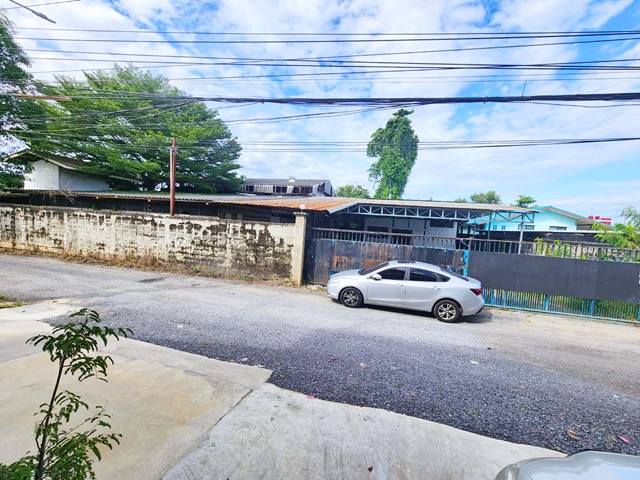 โรงเรียนบ้านเจียรดับ 1.3 กม. ให้เช่าโกดัง2ชั้น เกือบ 1ไร่  372ตร.วา เข้าได้รถบรรทุกใหญ่ 40 ฟุต หนองจอกห้องพักพนักงาน 6ห้อง