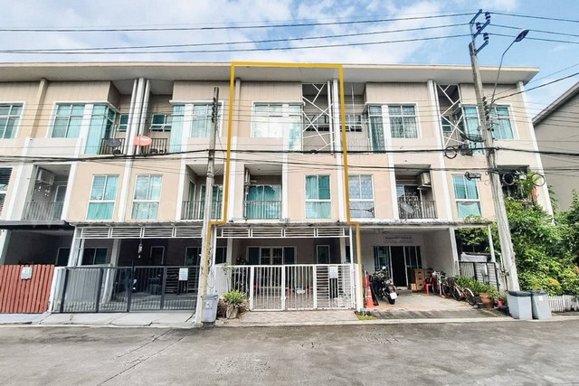 ลดราคา ทาวน์โฮม 3 ชั้น ซิกเนเจอร์ รามอินทรา 109 พร้อมอยู่