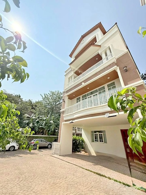 ดองกิ มอลล์ ทองหล่อ 1.4 กม. ทำเล Penthouse Thonglor BTS เอกมัย 1.6กม. ทาวน์โฮมสุดหรู 4 ชั้น 25 ตร.วา. 400 ตร.ม. ฟังก์ชันครบ 5 นอน 6 น้ำ