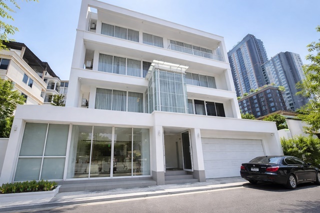 รัชดาภิเษก 8-16 เหมาะทำคลินิกขาย อาคารพาณิชย์   4 ชั้น MRT ห้วยขวาง 250ม.ให้เช่า ชั้น2 50ตร.ว. 110ตร.ม.  เดอะสตรีท รัชดา 1.3 กม.