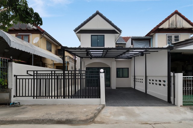 บ้านแฝด 2 ชั้น รีโนเวทใหม่ หมู่บ้านลานทอง ติวานนท์-ปากเกร็ด สวย พร้อมอยู่ ทำเลดีติดถนนใหญ่