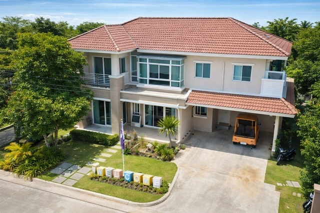 ซอยมิสทีน มอเตอร์เวย์ พลูวิลล่า ให้เช่าคฤหาสน์ใหญ่มาก 4นอน ร่มเกล้า สุวรรณภูมิ RIS Sunroof รับแสงธรรมชาติ 3น้ำ วิวติดสระว่ายน้ำ 70ตร.ว.