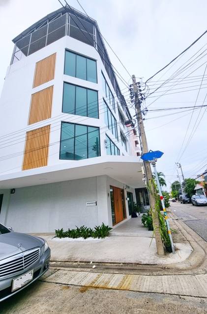 รัชดา MRT ห้วยขวาง 699ม.  เซ็นทรัล พระราม 9 4.2 กม. ให้เช่าอาคารออฟฟิศ 5 ชั้น ซอยประชาราษฎร์บำเพ็ญ10-19 760 ตร.ม. ตลาดห้วยขวาง 800ม.