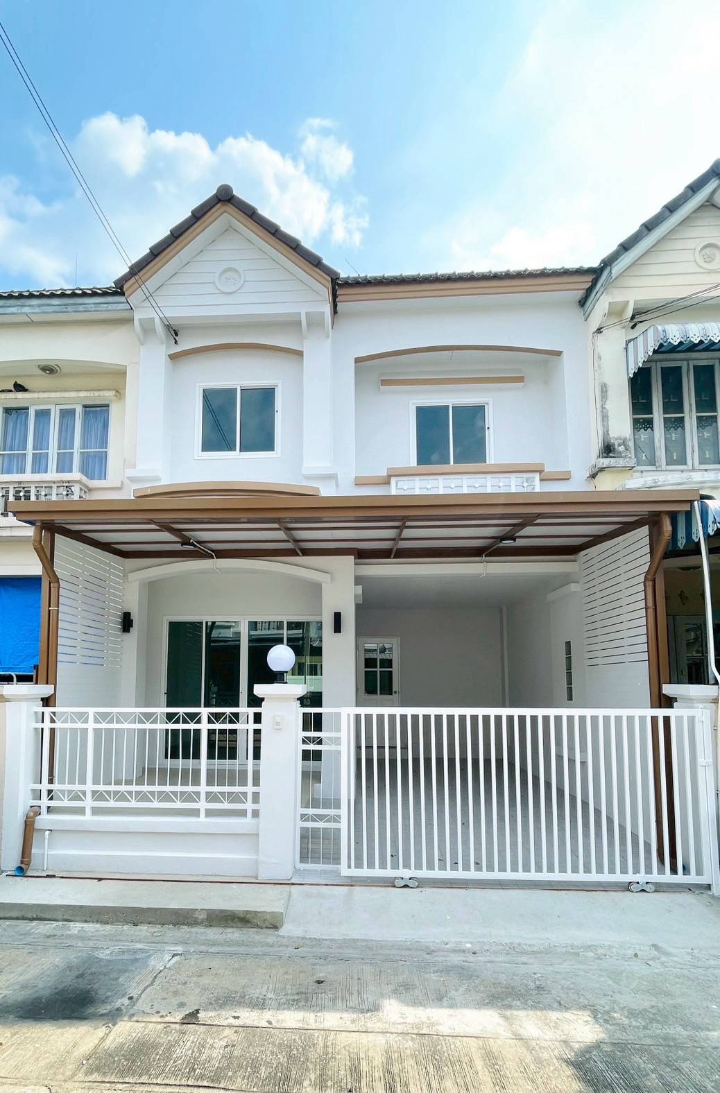 ขายด่วน! ทาวน์เฮาส์ 2 ชั้น หมู่บ้านบุศรินทร์ L&ampH บ้านกล้วย-ไทรน้อย 20.5 ตร.ว. ใกล้ MRT คลองบางไผ่ ฟรีโอน