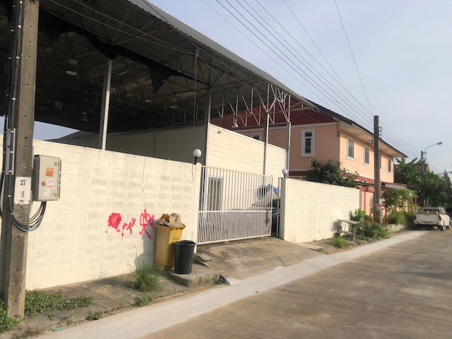 BST1030 ขายด่วน โกดัง 1 ชั้น ทำเลตลิ่งชัน หมู่บ้านมหาดไท 1 ซอย 5 แขวงบางระมาด เขตตลิ่งชัน