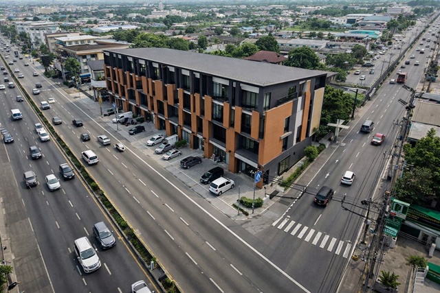 อาคารพาณิชย์  ถูกที่สุด ตกแต่งแล้วระดับพรีเมี่ยมแล้ว 3.5 ชั้น  ร้านกาแฟ ร้านสัก ร้านเล็บ ติดถ.ใหญ่ เพชรเกษม 77 ถึง 81 4นอน 3น้ำ  ให้เช่า