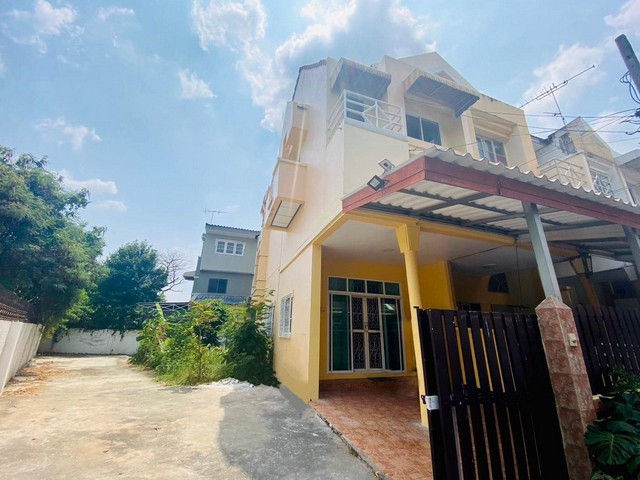 ให้เช่าทาวน์โฮม 2.5 ชั้น 49 ตรว หลังใหญ่สไตล์บ้านเดี่ยว เล่นระดับ เพดานสูง หมู่บ้านเกษราคลาสสิคโฮม ซอยเสรีไทย 81-2 หลังใหญ่สุดในโครงการ