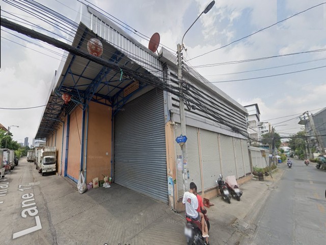 ให้เช่าโกดังพร้อมที่ดินแปลงหัวมุม 309 ตรว. ประมาณ 1200 ตรม. ลาดพร้าว 41 หน้าปากซอยมีรถไฟฟ้า สถานีภาวนา