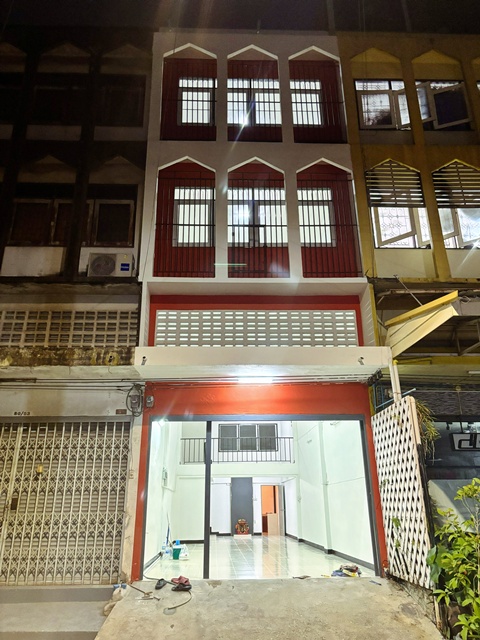 เดอะมอลล์ บางกะปิ MRTรามอินทรา กม.8 2.9กม. นิด้า ซอยเสรีไทย 44-52 สวนสยาม  อาคาร 3.5 ชั้น 3 นอน 3 น้ำ  20 ตร.วา. 260 ตร.ม.