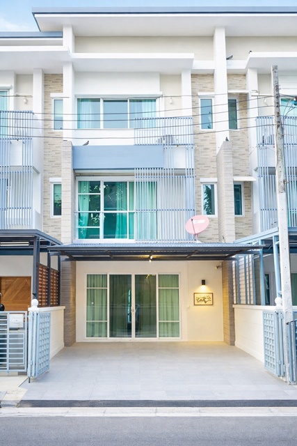 ใกล้เดอะ คริสตัล 800 ม. 27 ตร.ว. 320 ตร.ม.ถ.ลาดพร้าว87 CDC500ม. ทาวน์โฮม 3ชั้น 3นอน เลียบด่วนเอกมัย รามอินทรา 3น้ำ