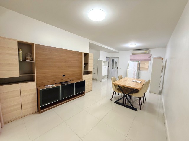 ให้เช่าทาวน์เฮาส์ถนนลาดพร้าว71ซอยสังคมสงเคราะห์10มี4นอน3น้ำแอร์2เครื่อง เฟอร์ 2 ห้องนอนมีตู้เตียง เช่า 18000บาท/เดือน ถ.ลาดพร้าว71