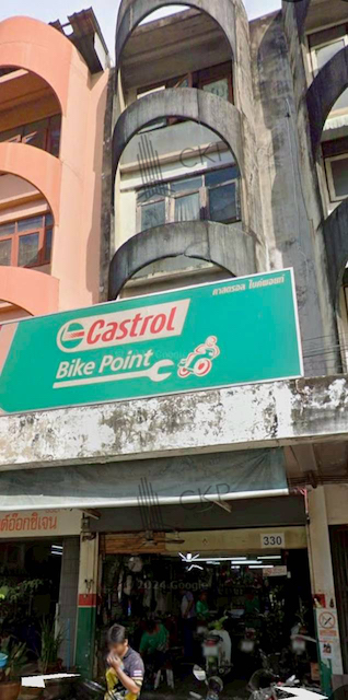 อาคารพาณิชย์ 4 ชั้น มีผู้เช่าอยู่ ริมถนนแฮปปี้แลนด์สาย 2 มีผู้คนสัญจรไปมา ใกล้เดอะมอลล์ บางกะปิและแม็คโคร ลาดพร้าว