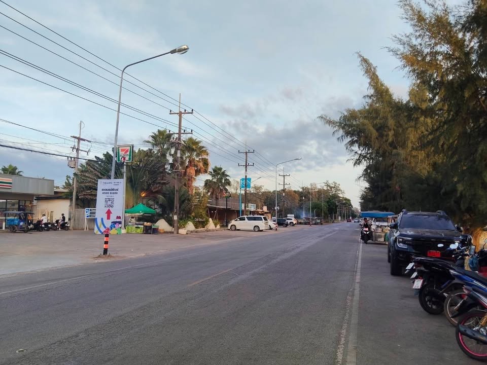 ที่ดิน ใกล้ หาดแหลมแม่พิมพ์ ระยอง  อนุสาวรีย์สุนทรภู่ (ที่ดิน ติดถนนเมน ติดถนนสาธารณะ แปลงมุม เข้า - ออก ได้ 2 ทาง)