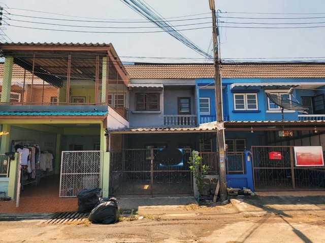 ขาย ทาวน์เฮ้าส์ เคียงเขา ศรีราชา ใกล้  ตลาดวรกิจพลาซ่า 0.45 กม.